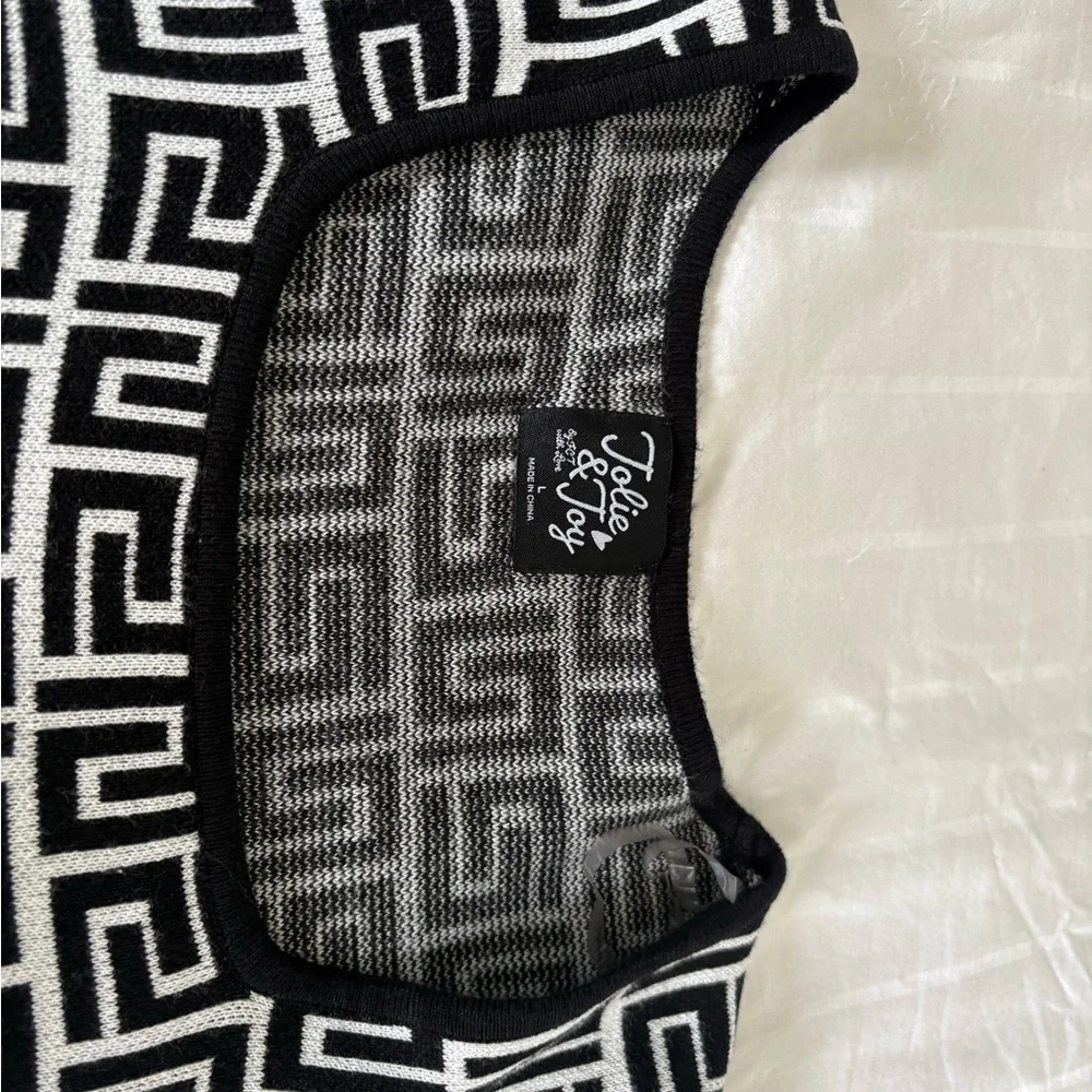 Jolie Black & White Geometric Scoop Neck Long Sleeve Top - Picture 3 of 3